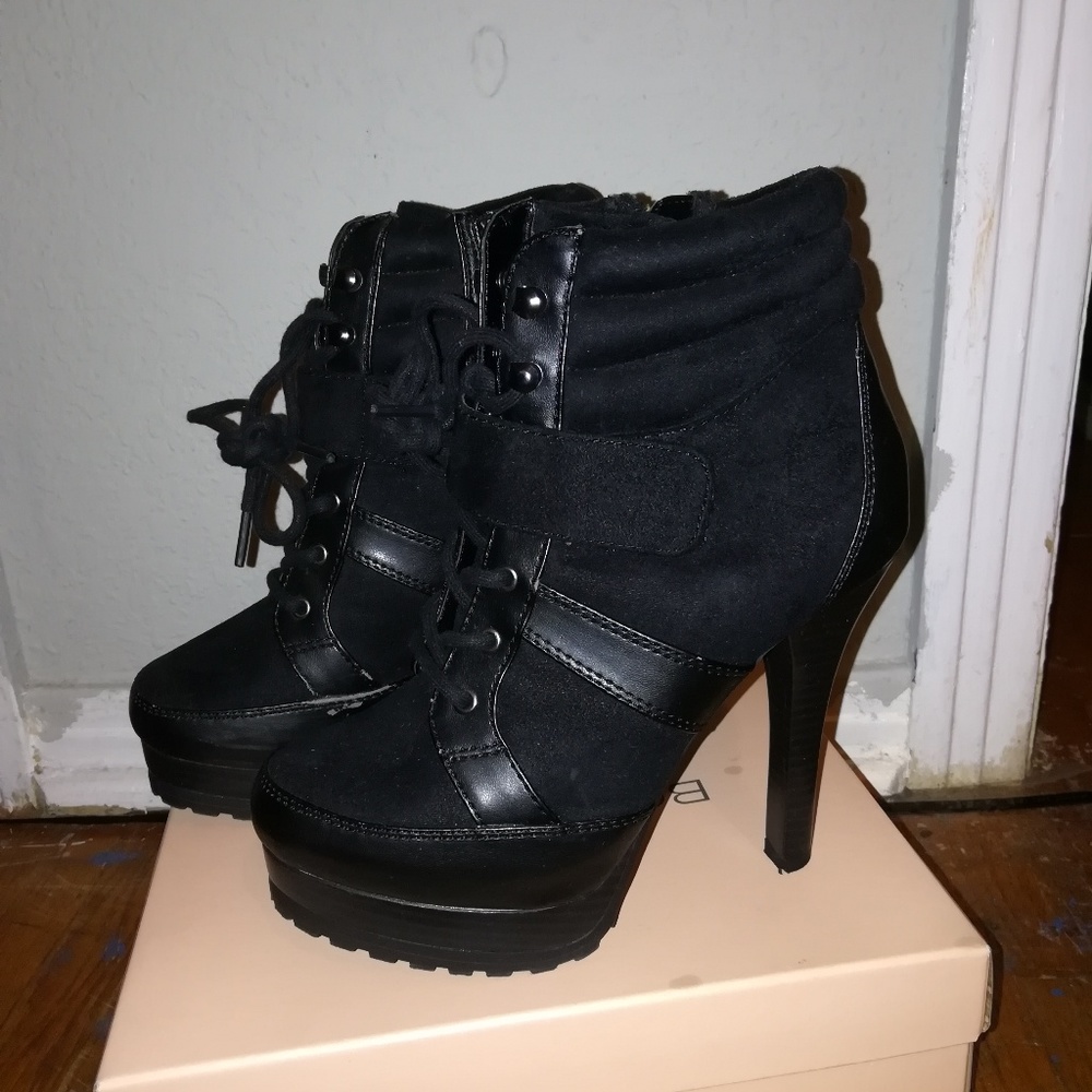 Jennifer Lopez black boot heels